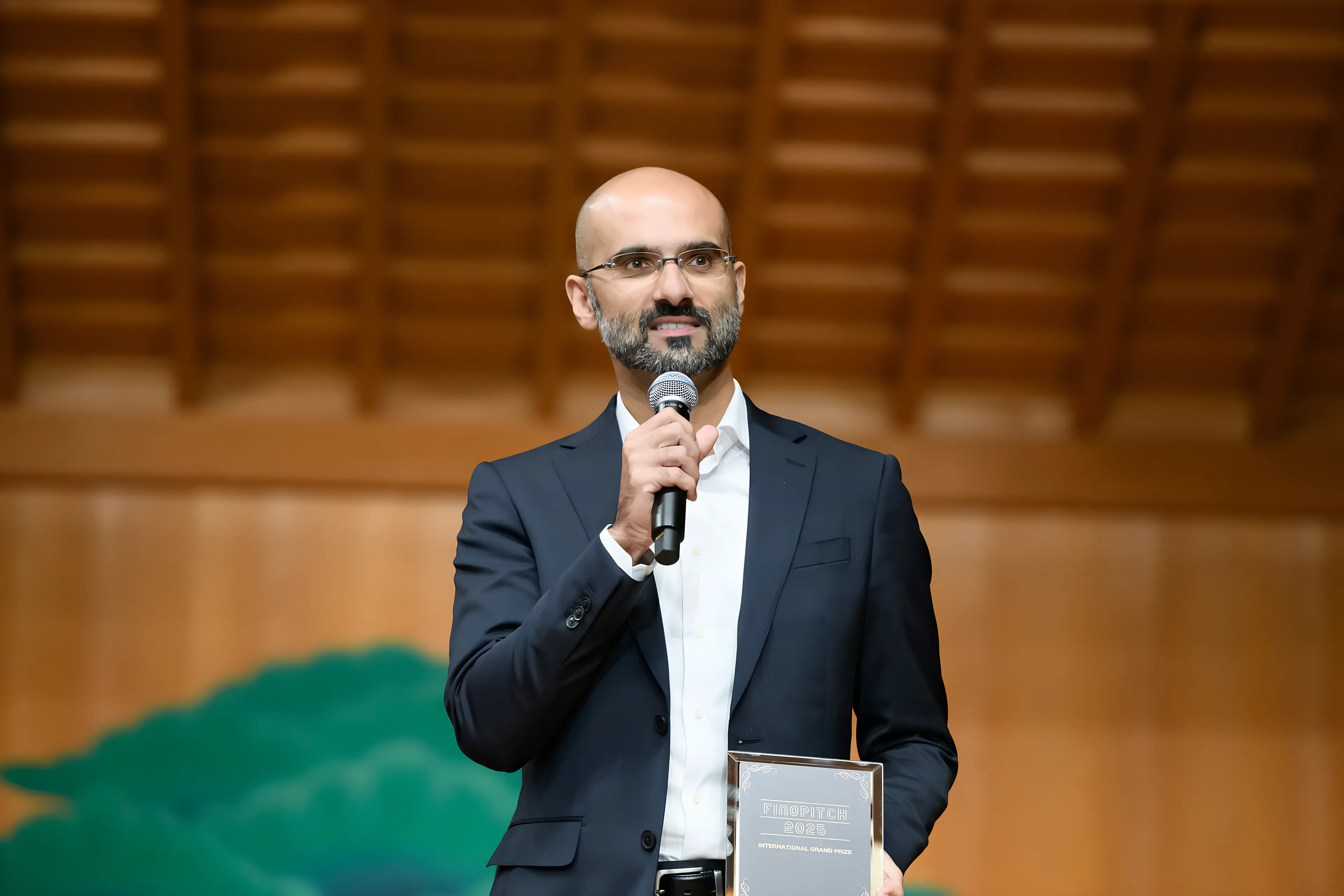 Blade Labs CEO accepting Finopitch 2025 International Grand Prize in Tokyo